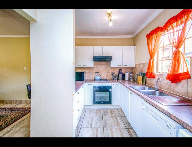 3 BEDROOM SIMPLEX FOR SALE IN FOURWAYS